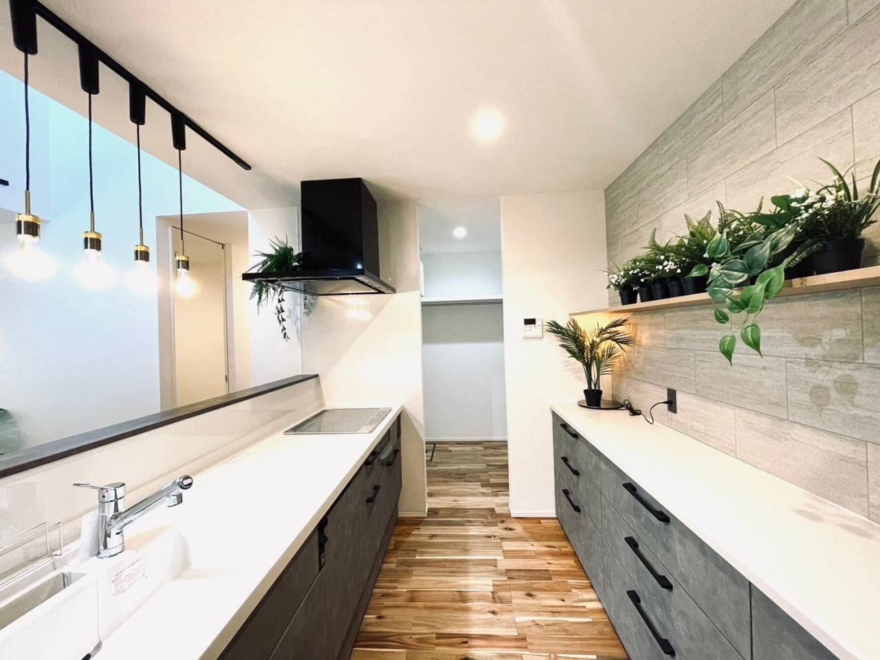 福岡県宗像市の新築キッチン　グレーを基調としたデザインで奥には収納がある動線