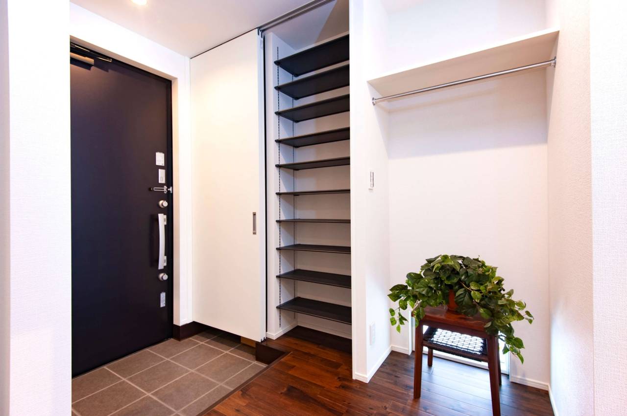 【福岡県宗像市】新築　注文住宅の玄関　壁面にシューズクロークとコート掛けがある住宅