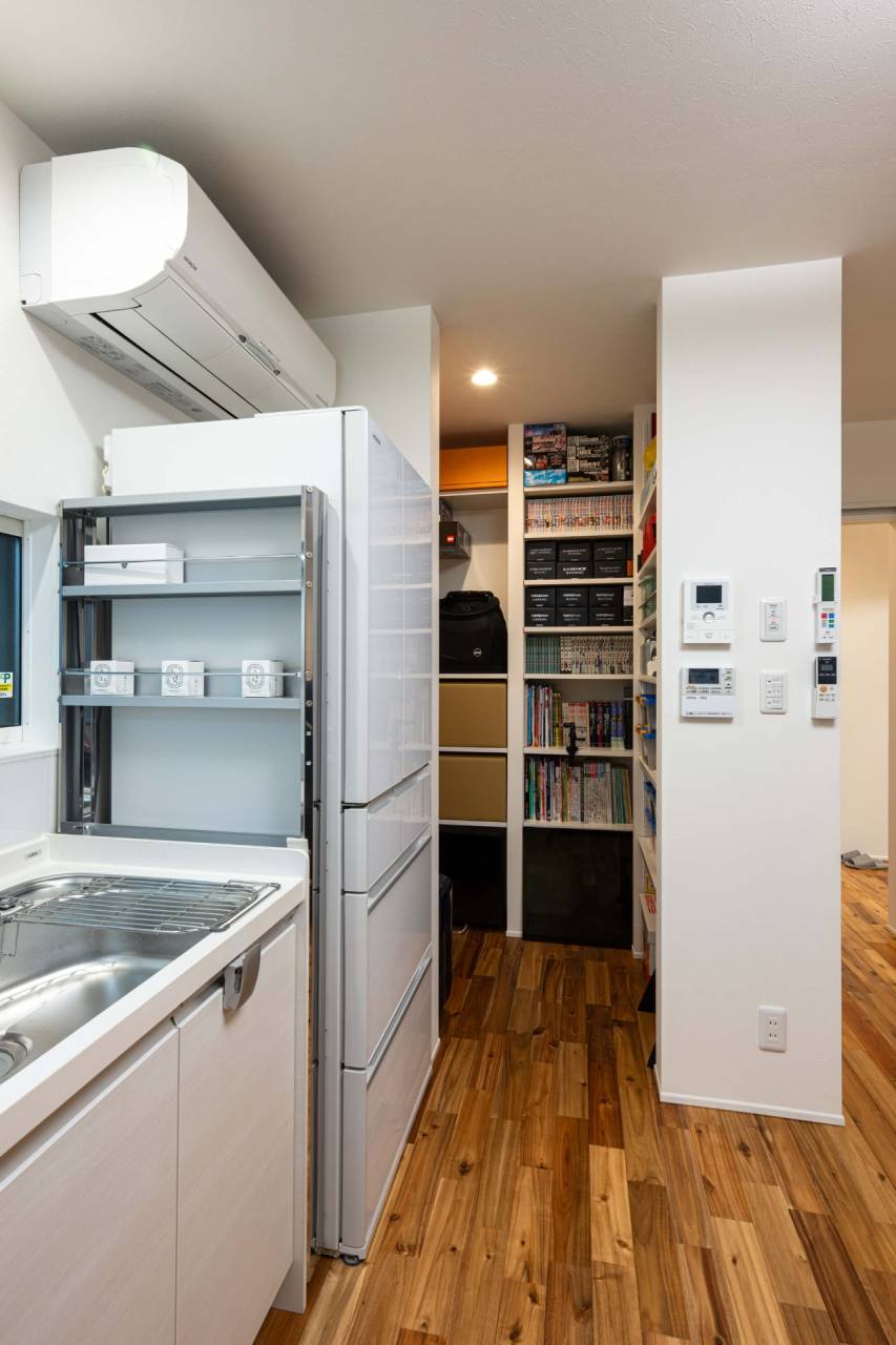 福岡県福津市の新築内観　食品だけでなく趣味の道具や本も収納できる大容量のパントリー