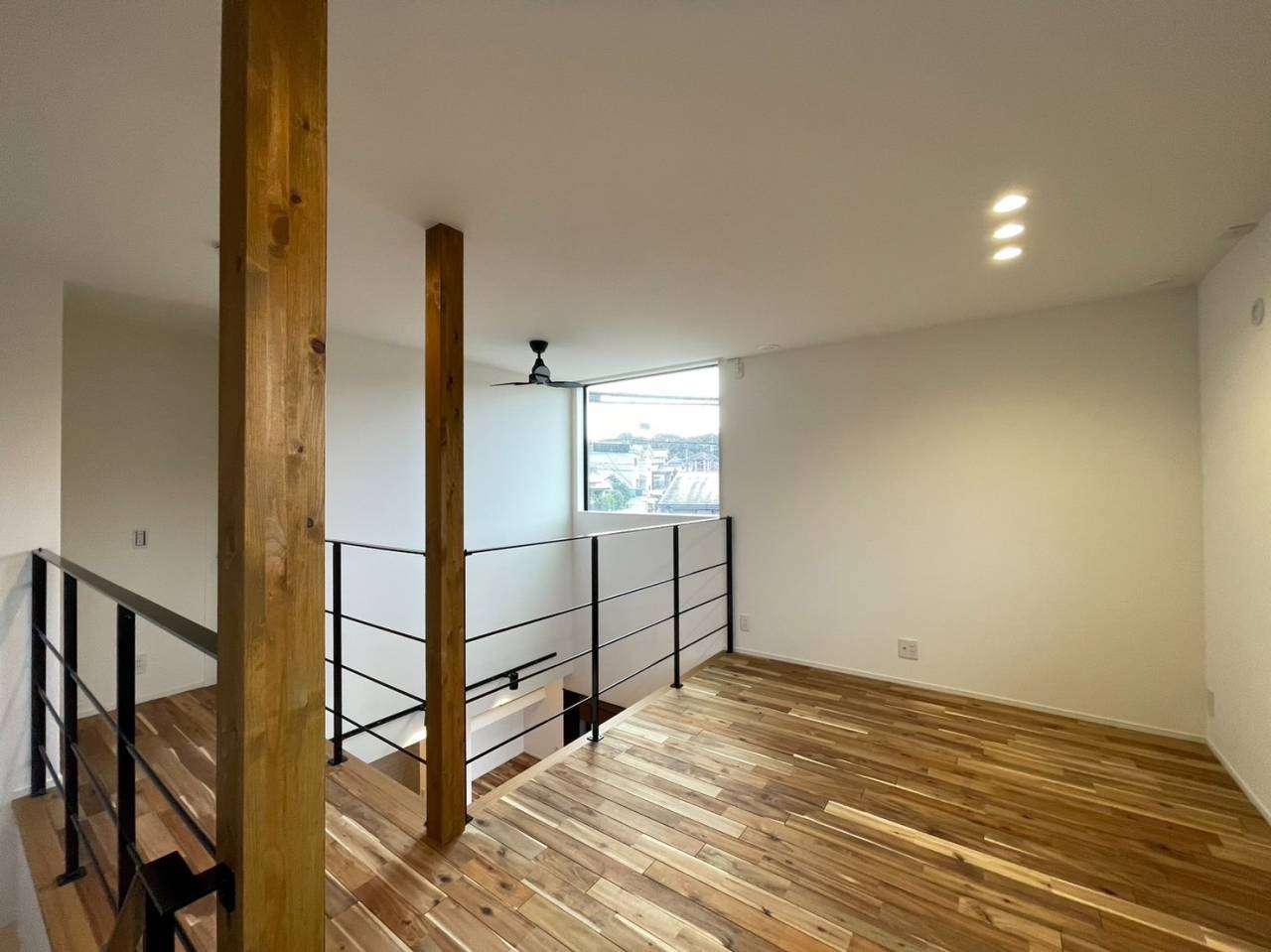 福岡の家づくり成功事例：省エネと開放感を両立した明るい吹き抜けとリビング階段のある高性能住宅