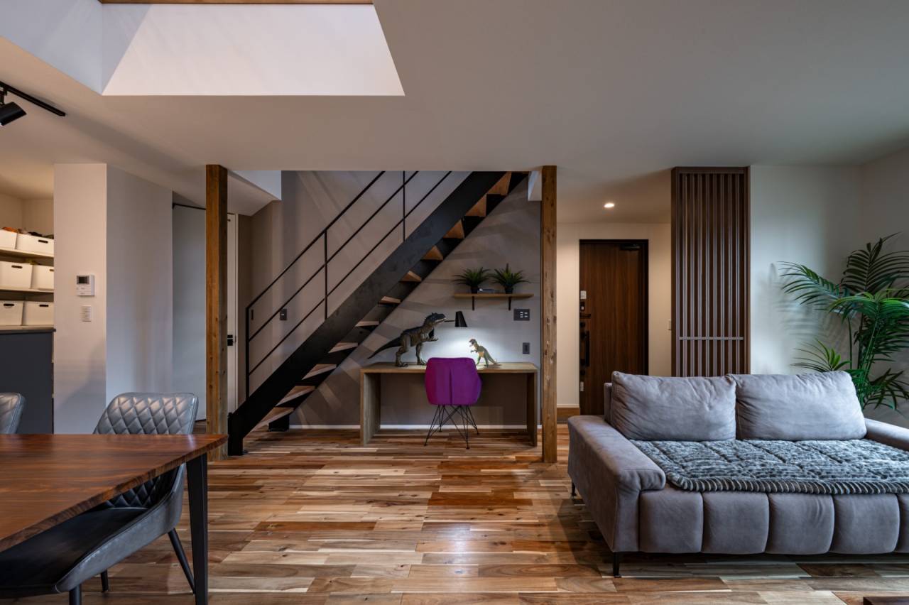 福岡県福津市に建つ新築戸建ての内観｜古賀市の工務店有限会社ライフスタイルが建てた自由設計の家で、大きな吹抜けから明るい光が差し込むリビングルーム