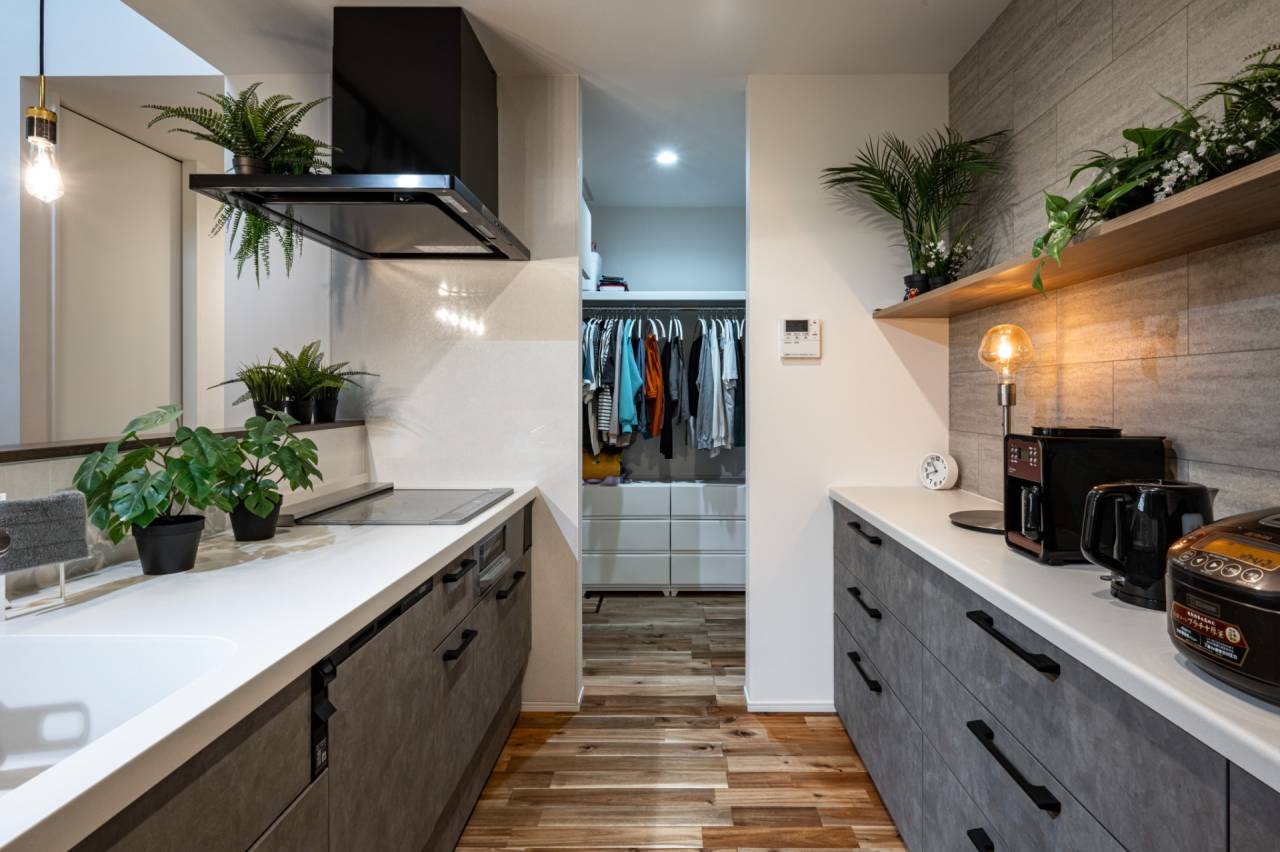 【福岡県古賀市】新築　注文住宅内観　キッチン、収納、ランドリーコーナーが連なった動線で家事効率のよい自由設計の家