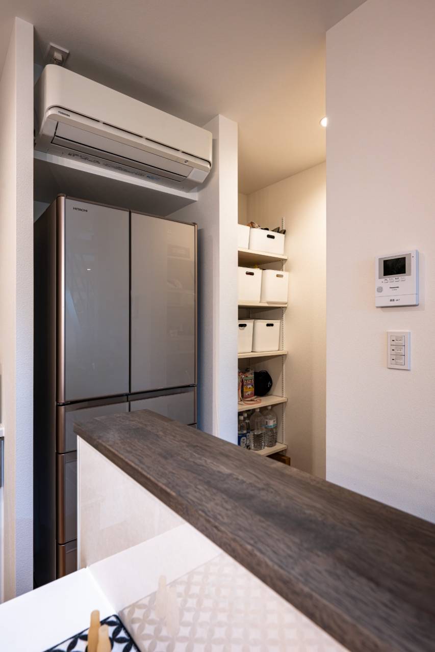 福岡県宗像市｜新築　注文住宅の内観｜古賀市の工務店が建てた自由設計の家｜キッチン横にパントリーがある家事動線のよい家