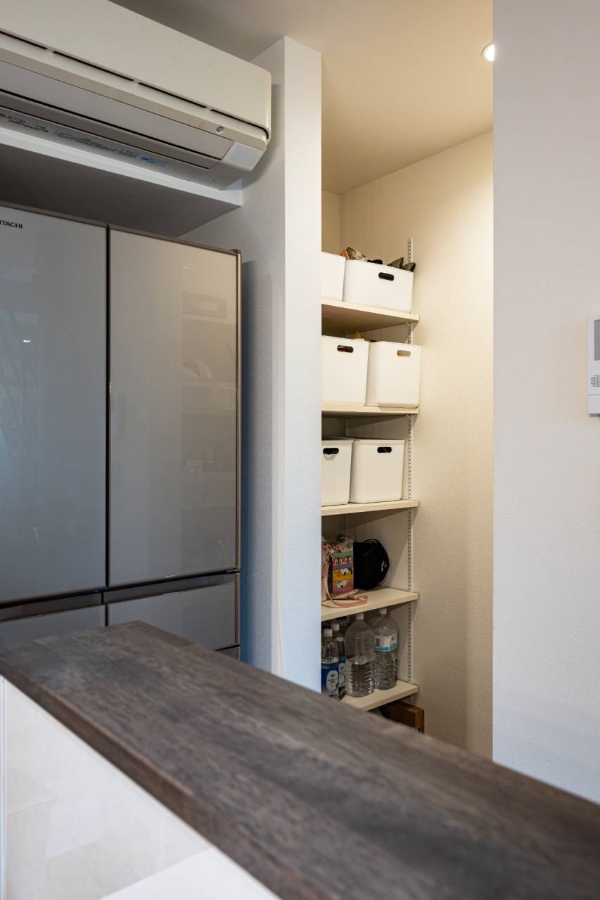 福岡県宗像市の新築内観　冷蔵庫横の使いやすいパントリー