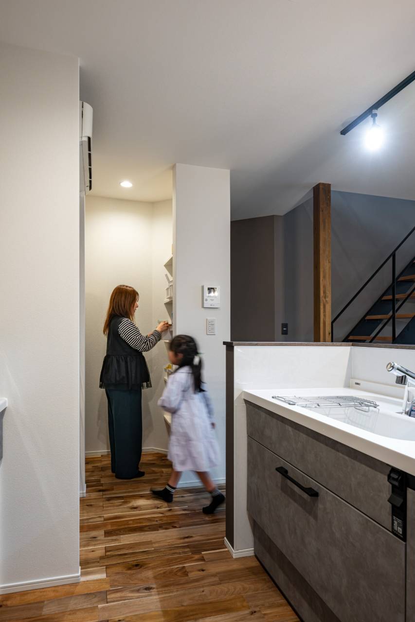 福津市 新築 注文住宅のキッチン横パントリー：食品ストックや日用品を収納して家事効率を上げる間取り実例