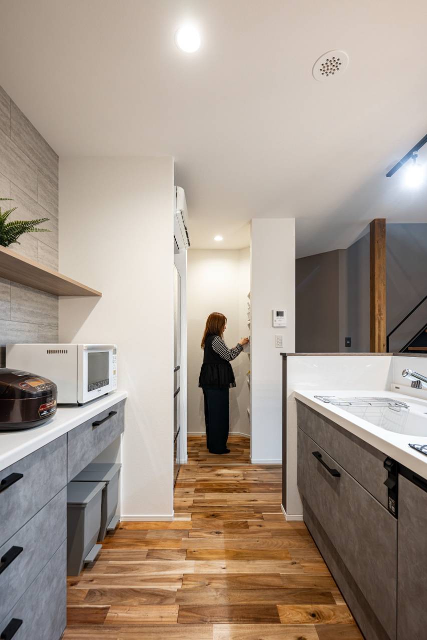 キッチン横に設けた使い勝手のよい収納