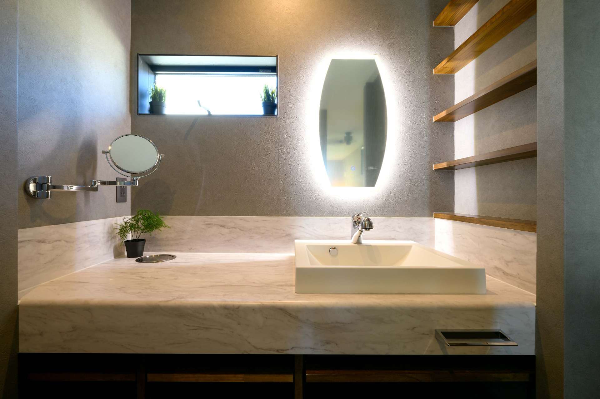 【福岡県古賀市】新築の内観　高窓を設けることで外からの視線を気にせず外光を取り込める収納力にも優れた造作洗面台