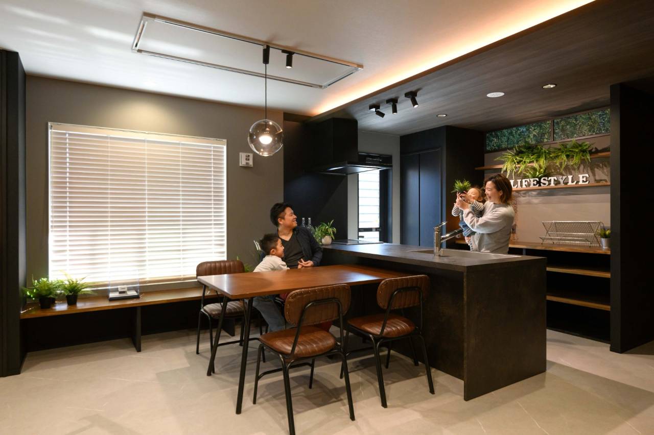 【福岡県古賀市】新築注文住宅の内観　古賀市の工務店が建てた自由設計の家｜対面キッチンとダイニング