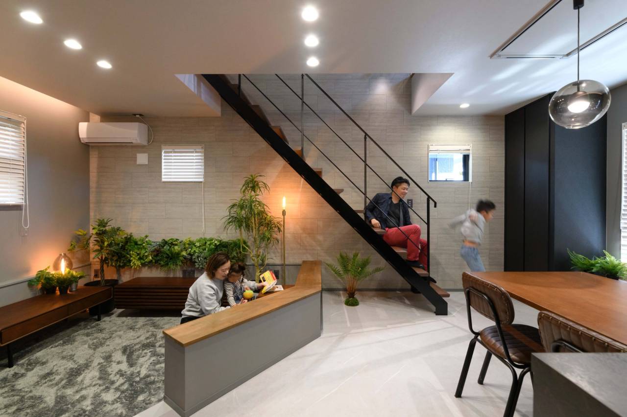 【福岡県福津市】新築　注文住宅の内観　狭小地でも快適に暮らせるよう階段下のデッドスペースを有効活用したリビング