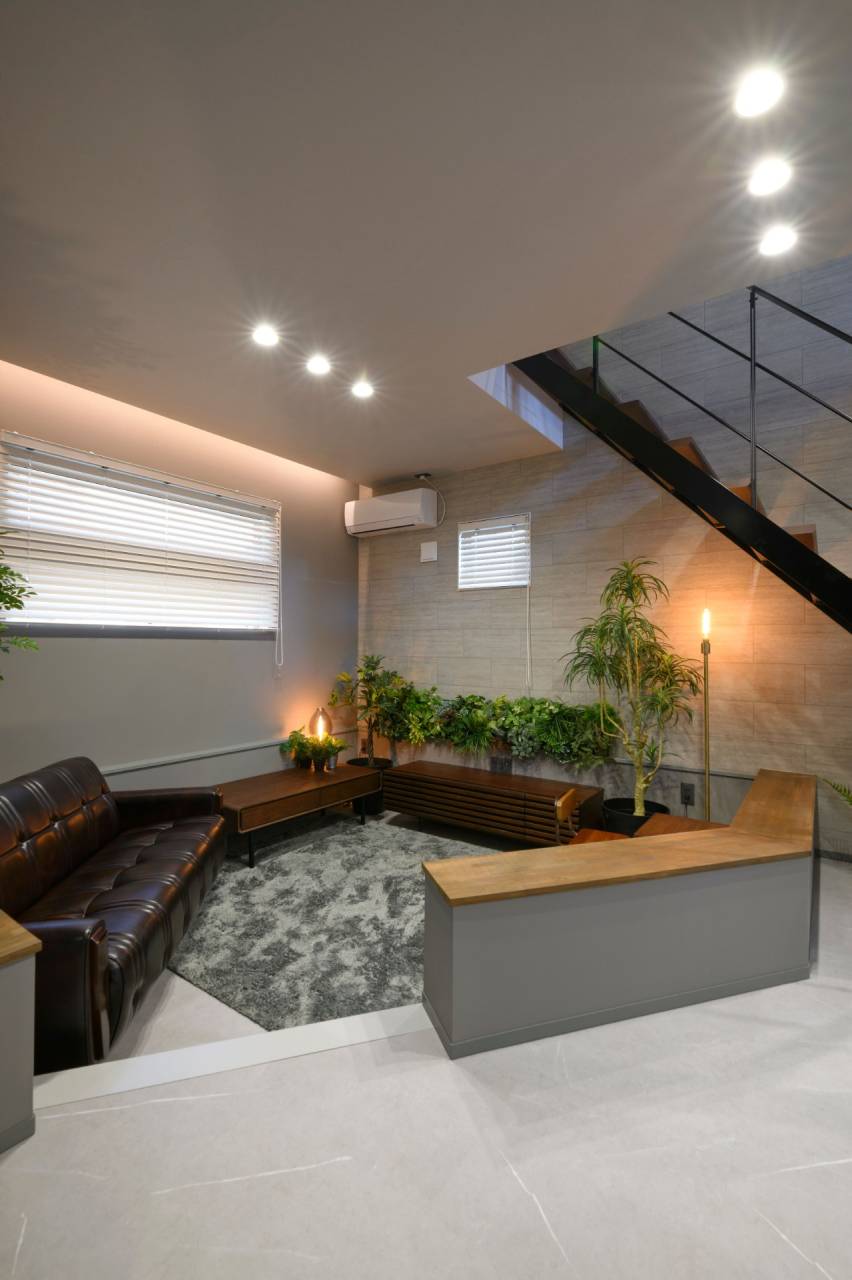 用途を限定しない「マルチスペース」として機能する、ダウンフロアのリビング。30年後も趣味（インドアグリーンや映画鑑賞）を深め、夫婦のセカンドライフを豊かに彩る、余白のある可変性間取り（糟屋郡宇美町）