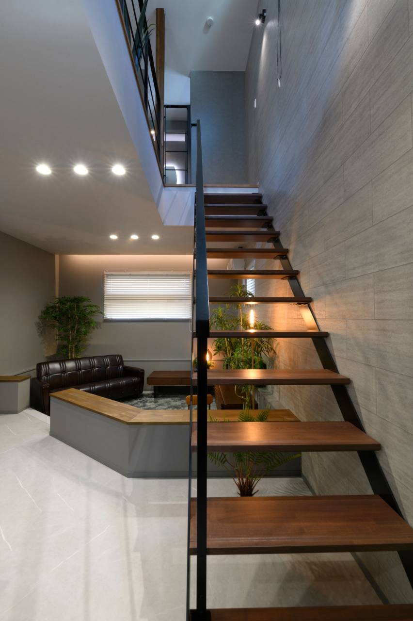 福岡県古賀市の狭小住宅　吹き抜け階段下のデッドスペースに設けたリビング