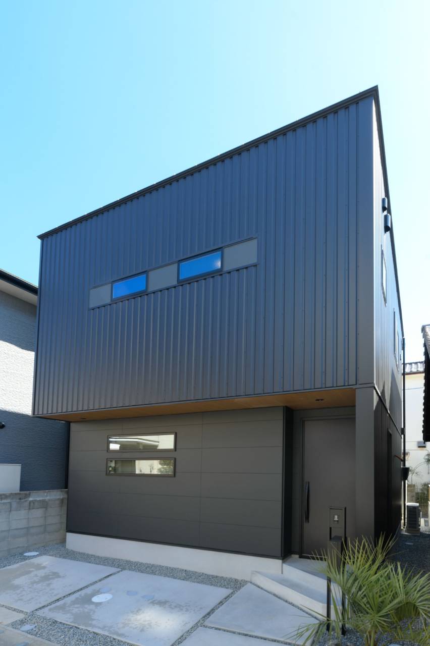 福岡県福津市の注文住宅　青い外壁がモダンな印象の外観