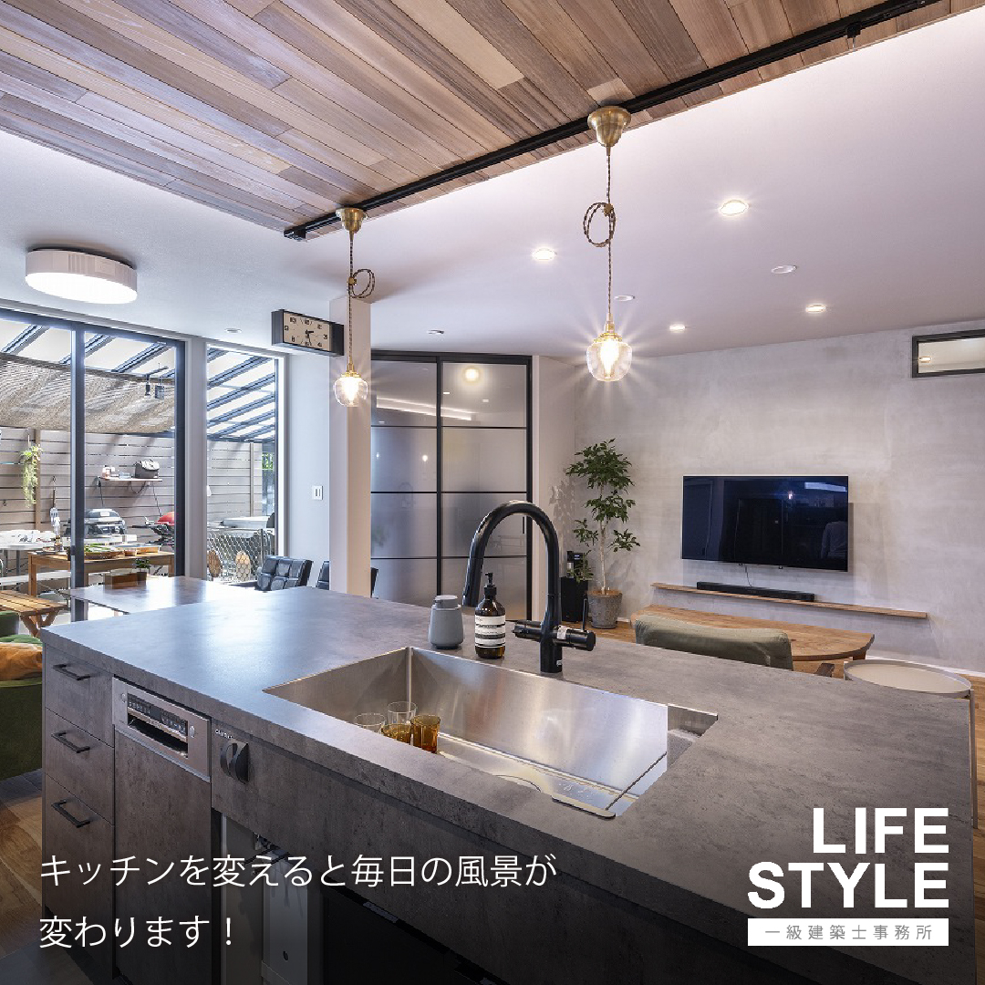 【福岡県福津市】新築　注文住宅の内観　古賀市の工務店が建てた自由設計の家　キッチンとリビングルーム、リビングと繋がるテラスのある住宅