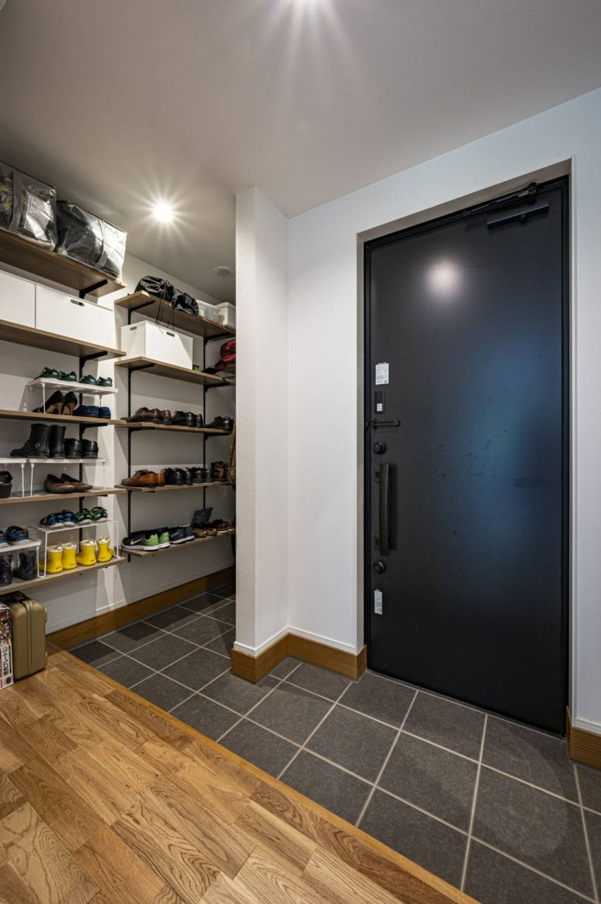 福岡県福津市｜新築注文住宅の内観｜古賀市の工務店有限会社ライフスタイルが施工した自由設計の家｜家族の靴や子供の学用品まで収納できる玄関収納