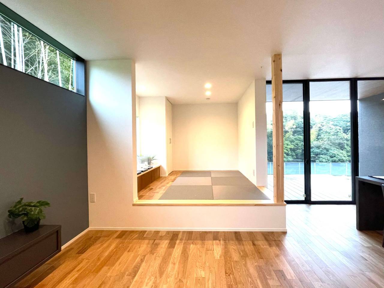 多目的に使える小上がりの和室。大きな開口部から中庭の自然を取り込む平屋の間取り設計。