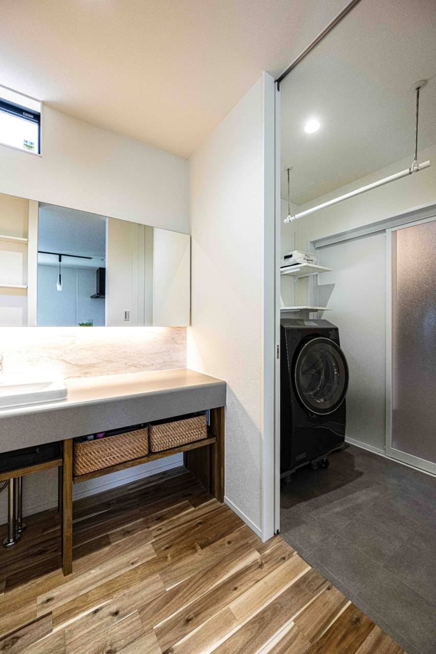 福岡県福津市の新築洗面台横の浴室とランドリースペース、室内物干しがあり雨の日も安心