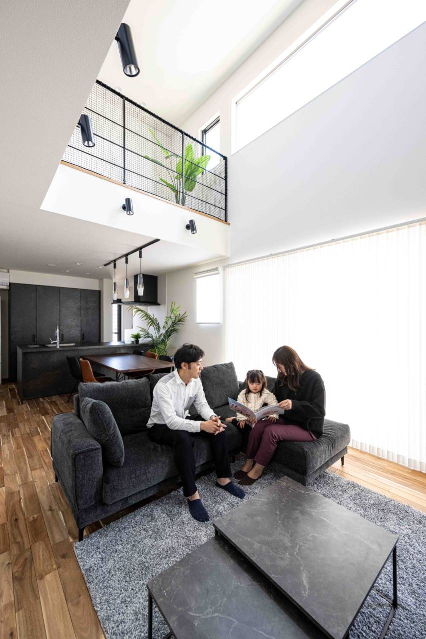 宗像市に建つ新築戸建て　大きな吹抜けのある開放感のあるリビングは高い気密性と断熱性で年中快適に過ごすことができる