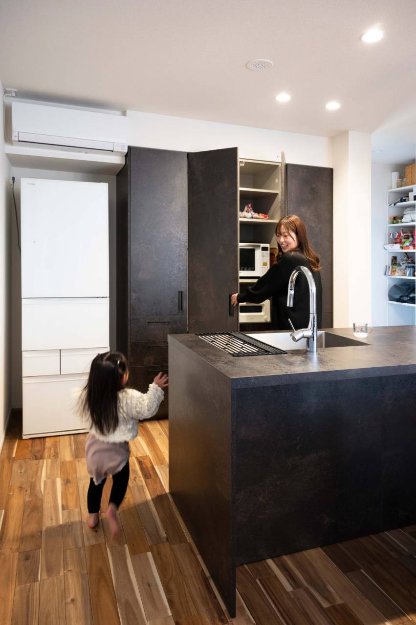 宗像市に建つ注文住宅の内観｜キッチン後ろに設けた大容量のパントリーは生活感を隠してキッチンをスッキリと見せてくれる