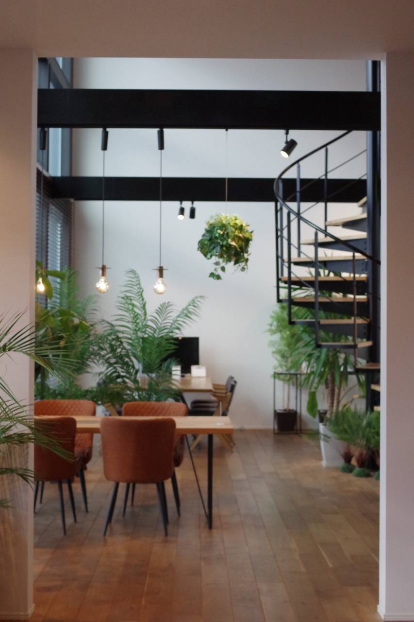 福岡県古賀市の一級建築士事務所　有限会社ライフスタイルの内観　無垢のフローリングと吹抜けがモダンな雰囲気