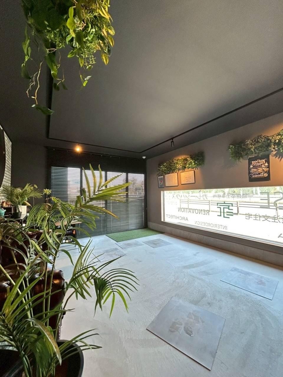 【福岡県福津市】新築　注文住宅のガレージ　ガレージから直接、家に入ることができるインナーガレージ、窓を設けて外からも愛車を見ることができる