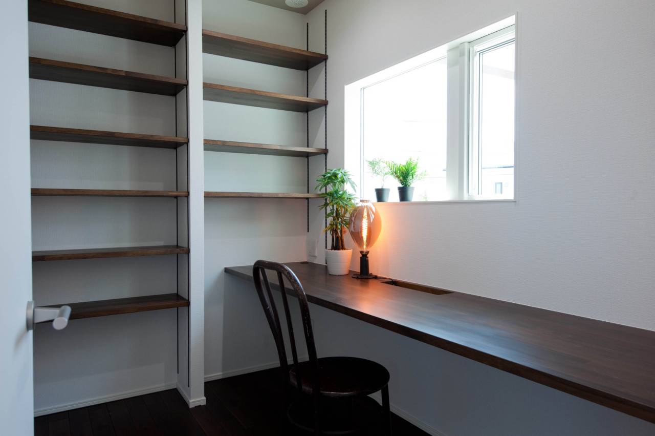 福岡県古賀市　新築のワークスペース　狭い空間を最大に活かす壁面収納と窓辺に設けた造作棚
