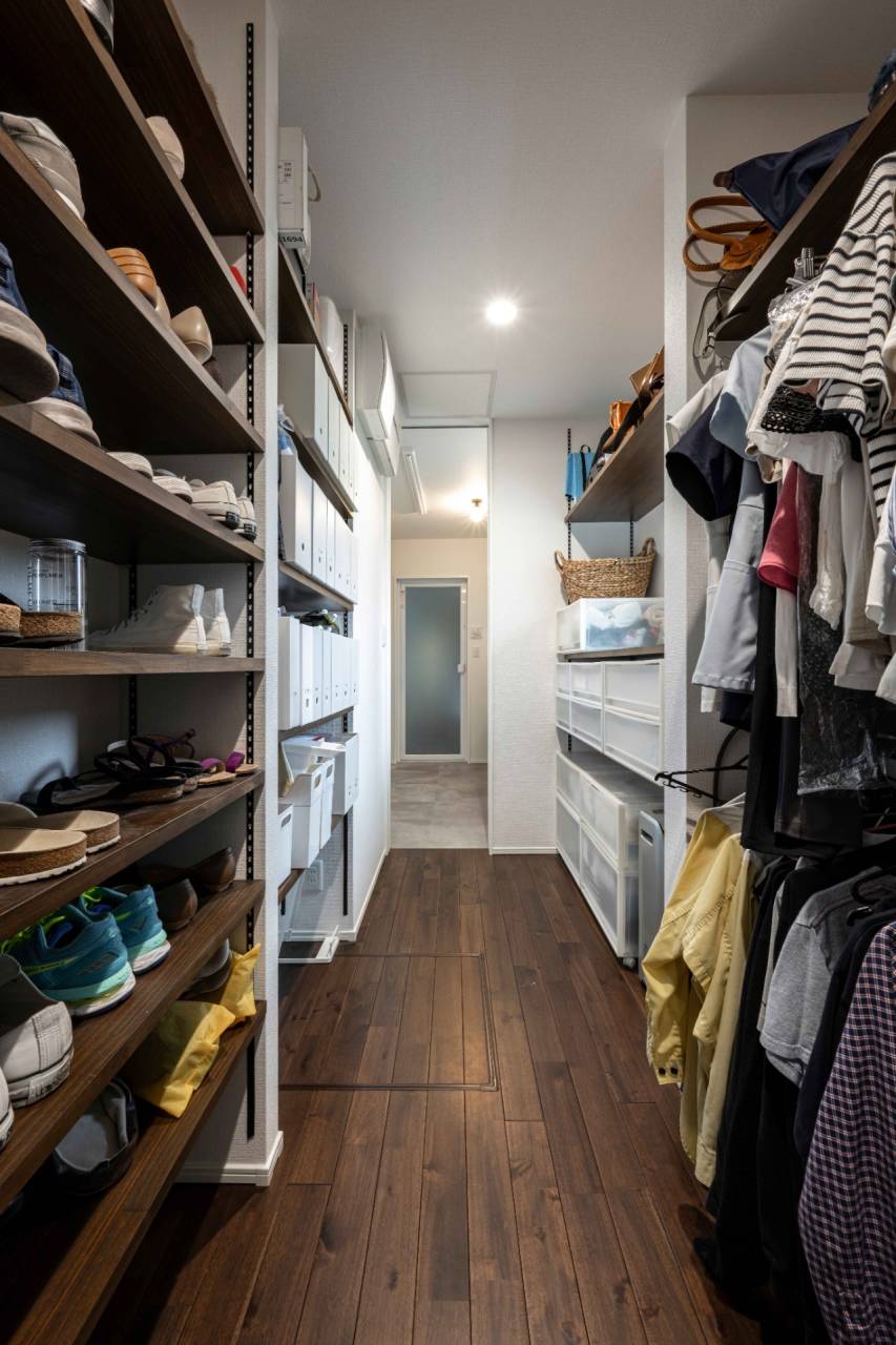 福岡県福津市の新築　ファミリークローゼットの奥にランドリースペース、洗面、浴室が続いている