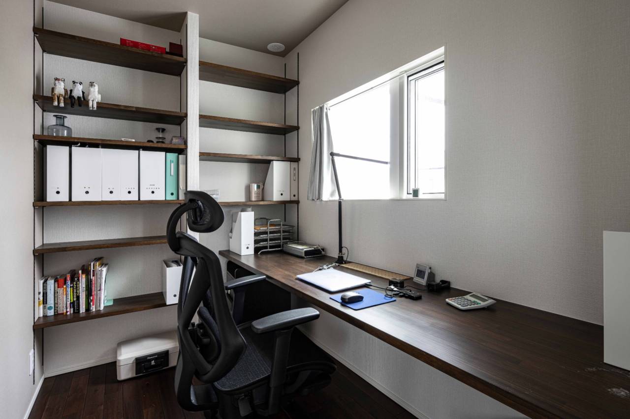 福岡県古賀市の新築内観　造作棚にしっかりと本や資料を収納することのできる書斎