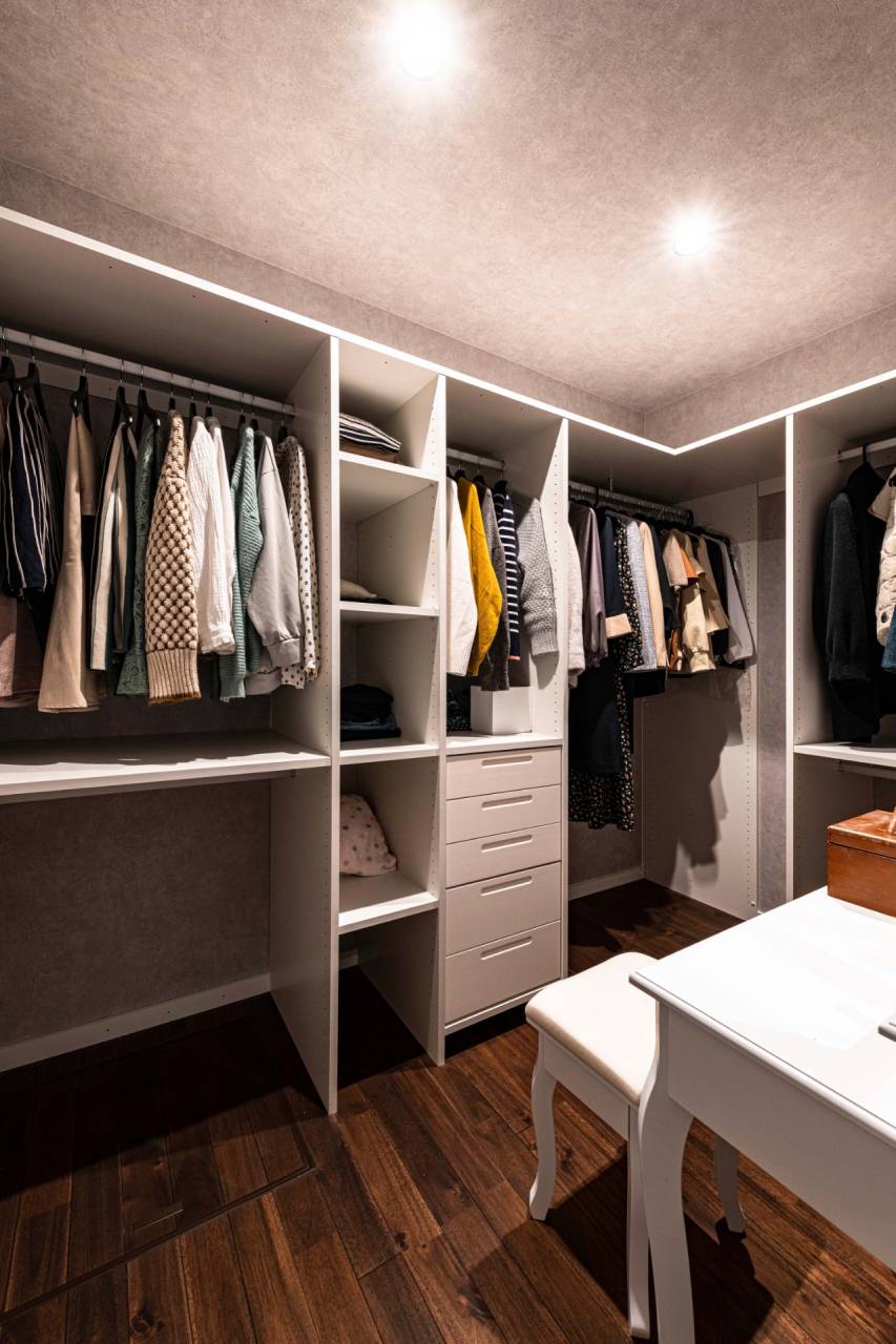 【福岡県福津市】新築　注文住宅の内観　古賀市の工務店が建てた自由設計の家　家族の衣類をまとめて収納できる大容量のファミリークローゼット