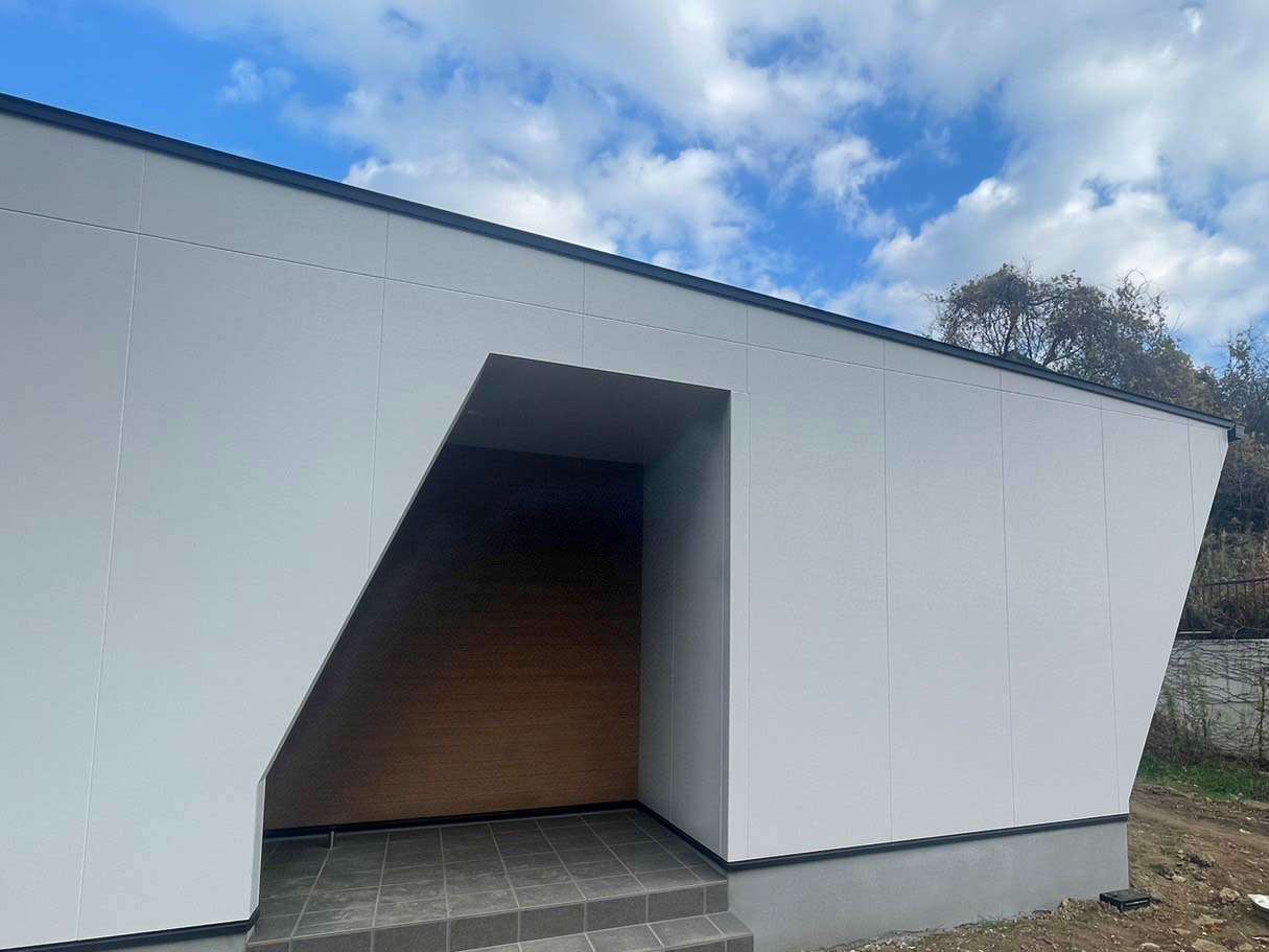 外観 雨に濡れない実用性と建物のアクセントとなるデザイン性を備えたインナーポーチ