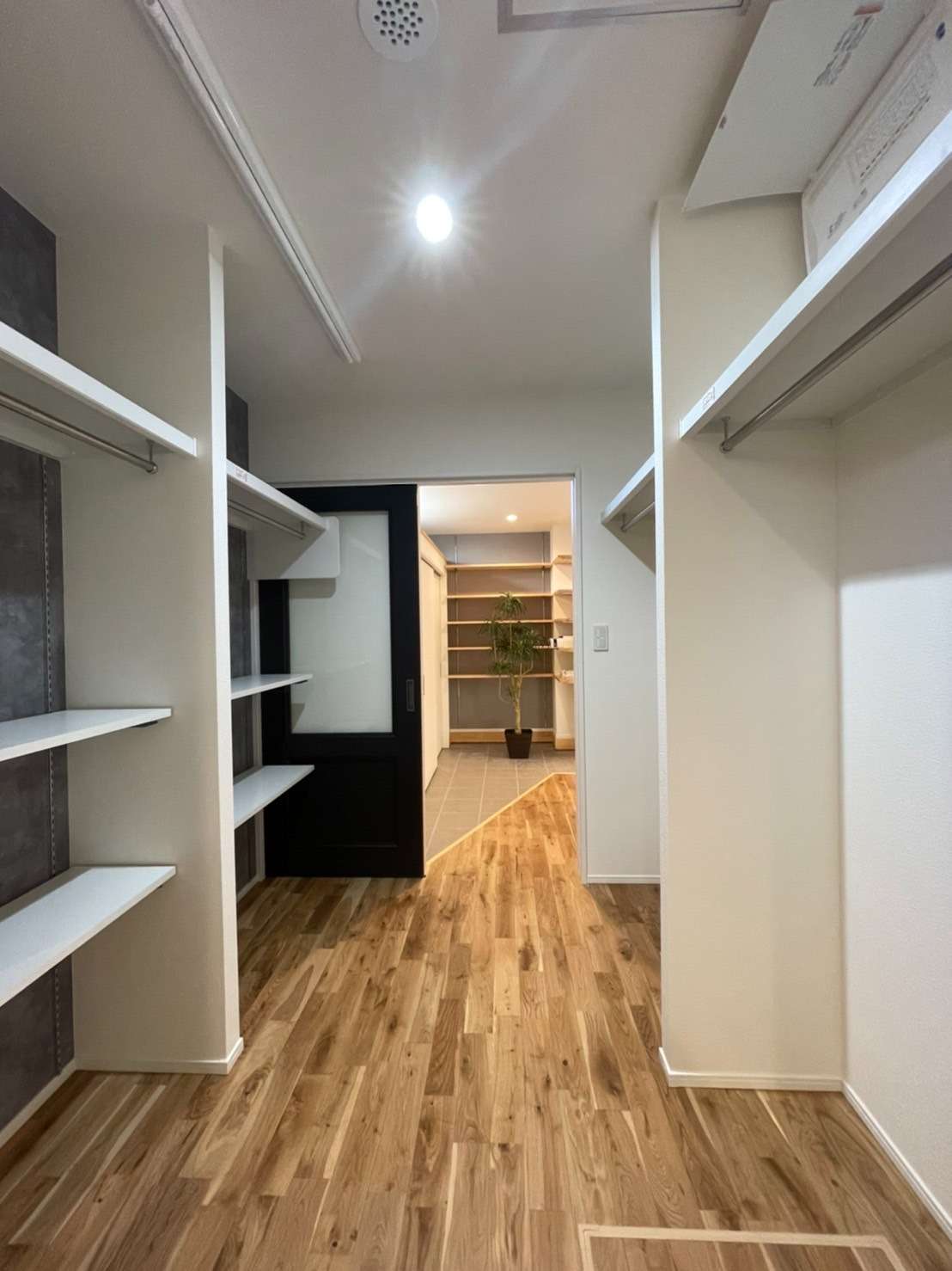 福岡県福津市｜新築注文住宅の内観｜古賀市の工務店有限会社ライフスタイルが施工した自由設計の家｜玄関と繋がるファミリークローゼット