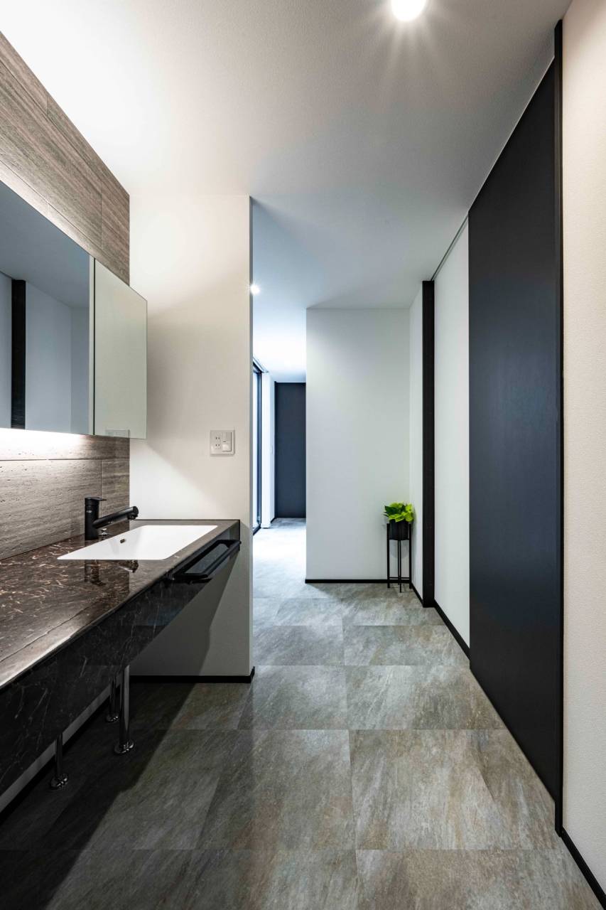 洗面脱衣室、ランドリールーム、ファミリークローゼットまで続くスムーズな動線図。 家事の移動距離を極力抑えた効率的な配置の平屋