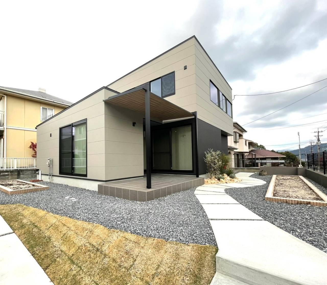 注文住宅で理想を叶えるなら、一級建築士による「引き算の美学」に注目。福津市・古賀市の街並みに映える、モダンで洗練された外観デザインと、地元,古賀市の工務店による精密な施工技術。