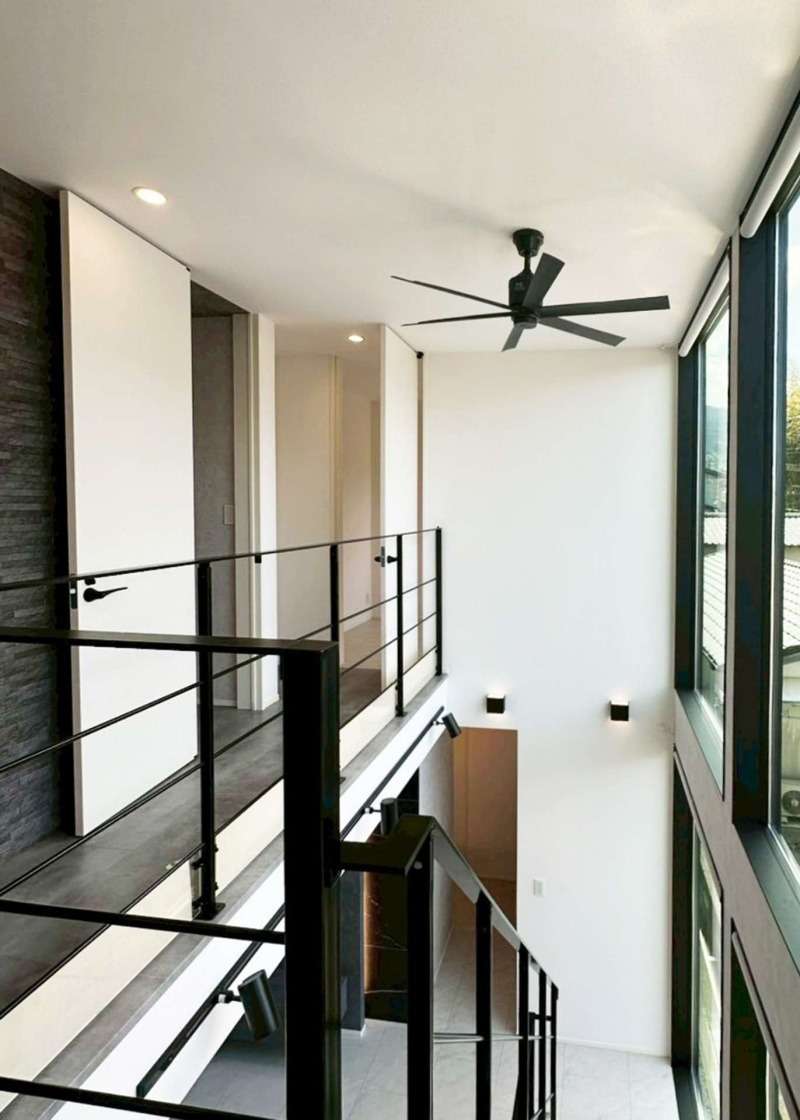 開放感のある吹き抜けと大窓