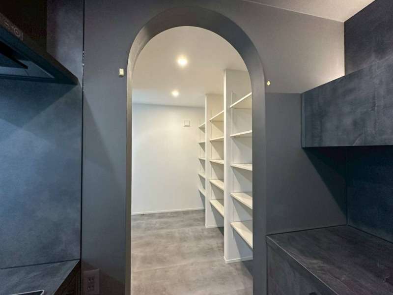 広いキッチン横パントリー