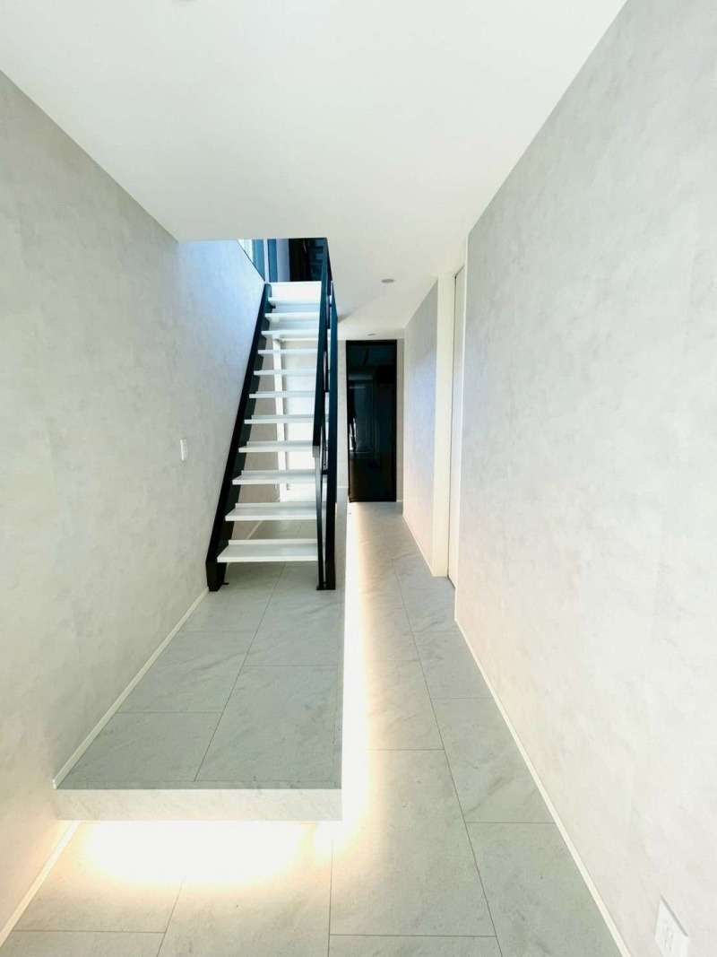 広いエントランスホール、照明もポイント