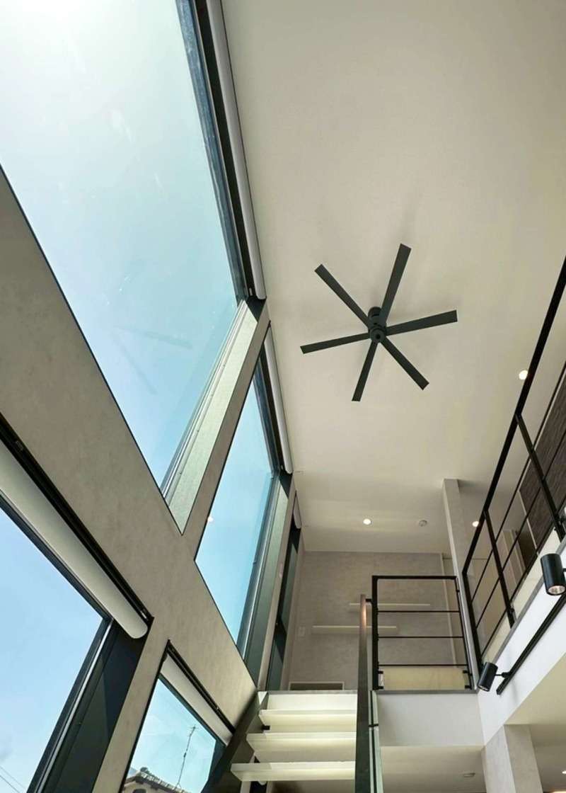 吹き抜けと大窓を設けて開放的な空間に