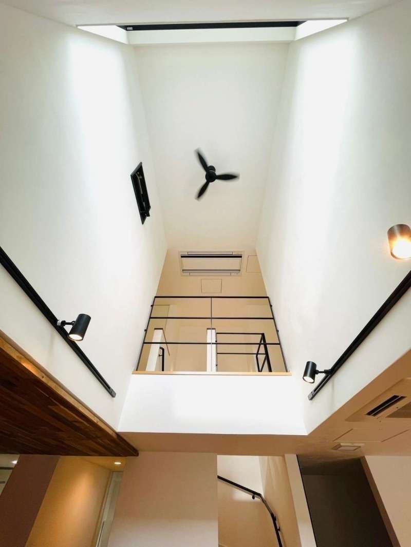 高い吹抜け天井