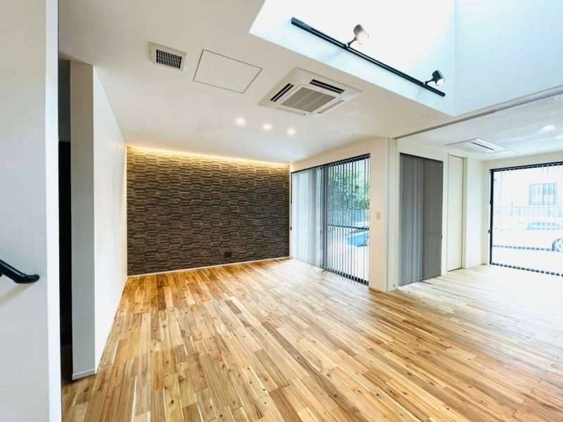 大きな窓のある明るいリビング