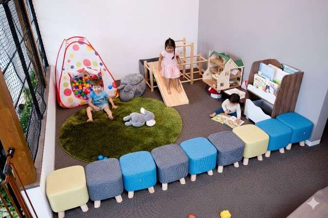 当社のキッズスペースで子供たちが遊んでいる写真