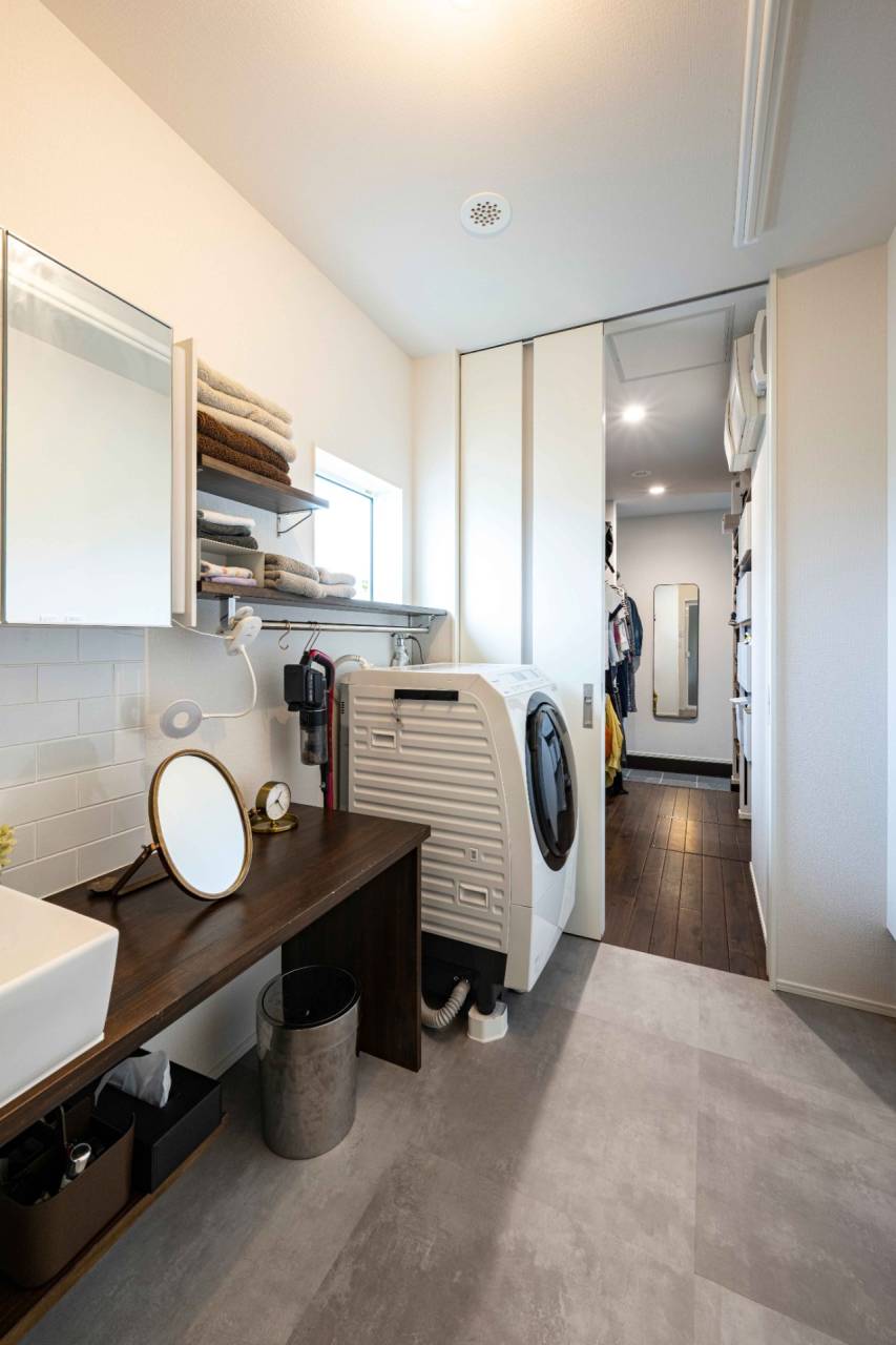 玄関からクローゼット、洗面、お風呂、キッチン、リビングへ回遊できる効率的な家事動線の注文住宅【福津市の新築戸建て】