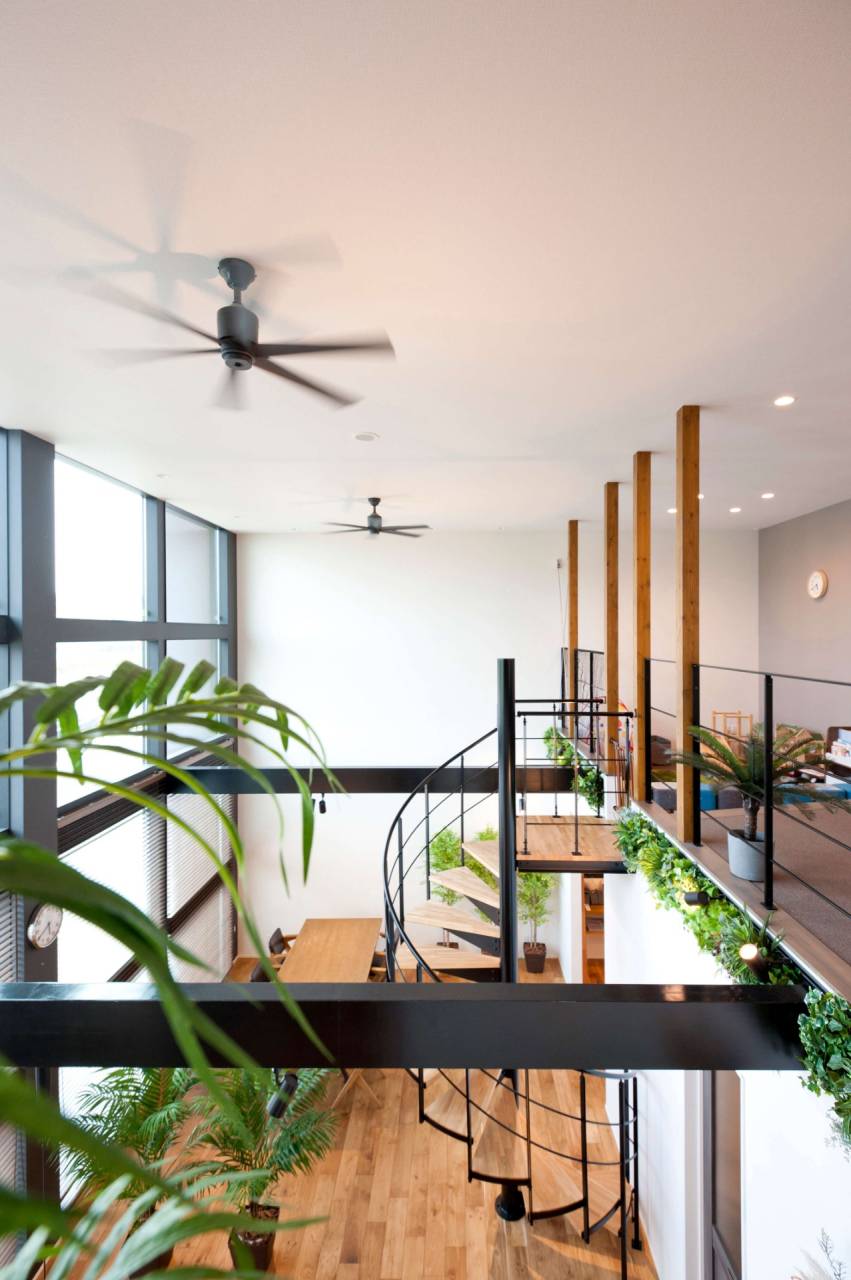 古賀市の一級建築士事務所ライフスタイルの社屋、大きな吹抜けのある木造建築で高性能住宅の快適さを体感できる