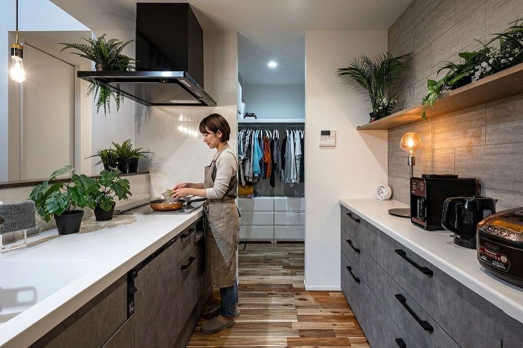 福津市に建つ注文住宅の内観｜家事動線が直線状に繋がる家事効率のよい間取り