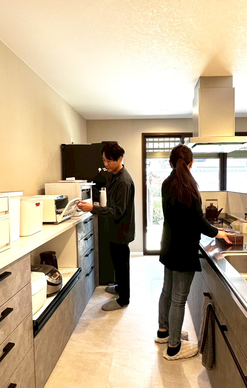 通路に幅を持たせたキッチンは夫婦で並んで作業してもぶつからない