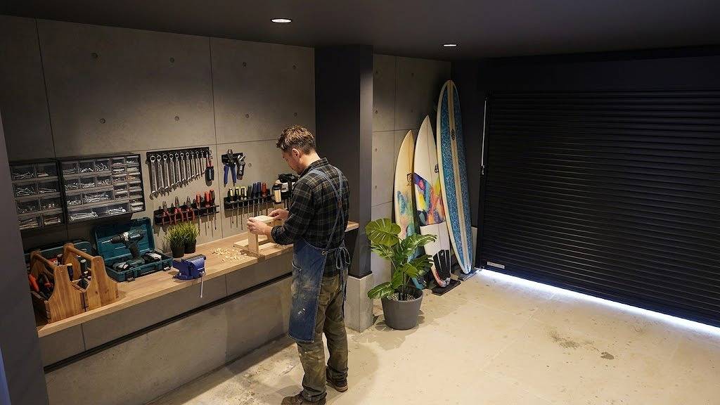 福津市のガレージハウス｜ビルドインガレージに棚を設けることで趣味のDIYを楽しむ作業スペースを作った住宅