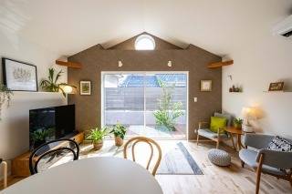 勾配天井から自然光が差し込む、廊下のない広々とした平屋のリビング