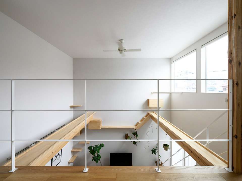 明るい吹抜け空間