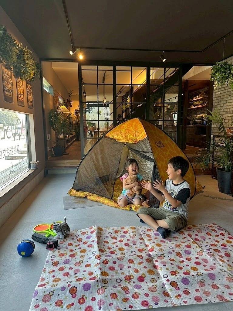 ガレージを開放し、子どもたちが楽しそうに遊びぶアクティブな暮らしの風景。