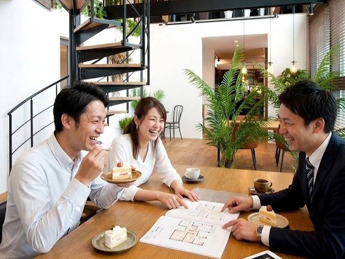 古賀市にある一級建築士ライフスタイルで楽しそうに打合せする様子