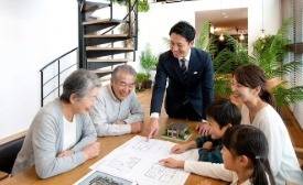 温かい雰囲気の中で家族の希望や暮らしの悩みを丁寧に聞き取る建築士の様子