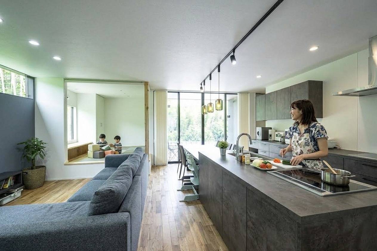 キッチンからリビングとキッズスペースが見渡せる開放的な平屋のLDK空間
